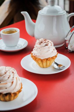 İştah açıcı kek pembe krema ve yağmurlama ile bir tabloda bir