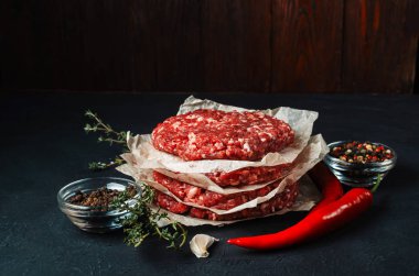 Siyah sırtında baharat olan köfteler için taze çiğ et.