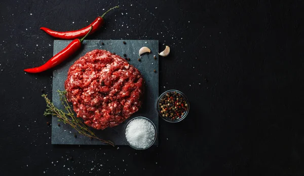 Stapel vers rauw gehakt vlees voor gehaktballen met specerijen (peper, — Stockfoto