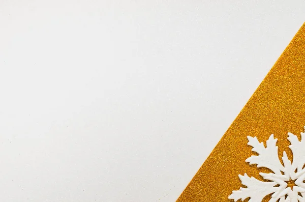 Bianco e oro scintilla sfondo con oro (giallo) decorati — Foto Stock