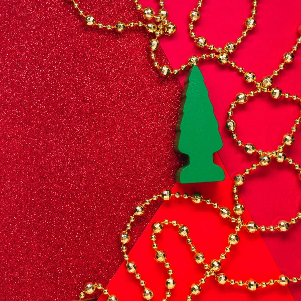 Tre nyanser av rött med festliga gnistrar och en grön jul — Stockfoto