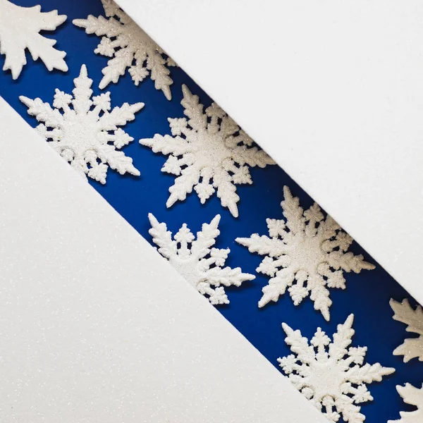 Kombinace bílé a modré s bílou krajkou sněhové vločky, lesklé — Stock fotografie