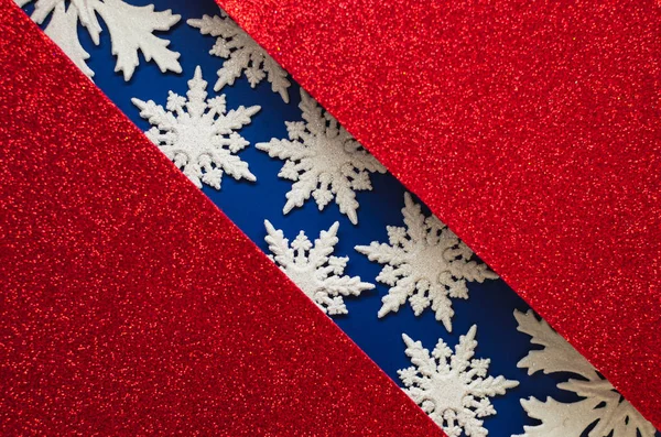 Combinatie van rood en blauw met witte kanten sneeuwvlokken, glanzende ho — Stockfoto