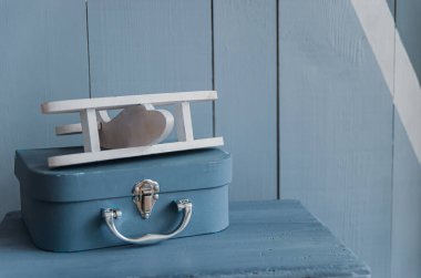 Yığınla bavul yolculuk için hazır. Güzel mavi bavullar.