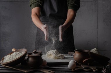 Aylık hamurda zarif kadın elleri var. Karanlık Huysuz. 