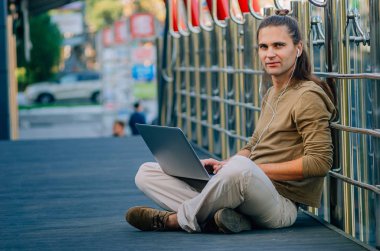 Şehirde bilgisayar başında çalışan çekici stil düşkünü bir hippi.