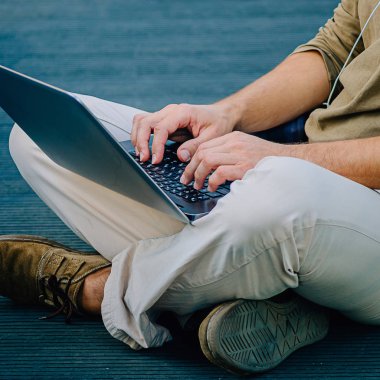 Şehirde bilgisayar başında çalışan çekici stil düşkünü bir hippi.