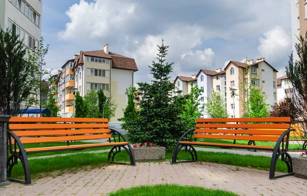 Útulné obchody v parku vedle činžovních domů. Beautifi — Stock fotografie