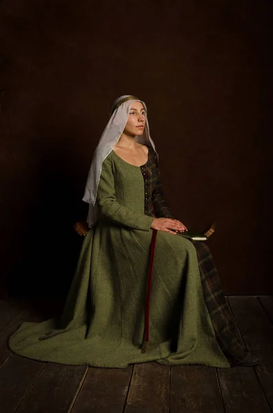 Menina atriz sofisticada bonita em um traje medieval de th — Fotografia de Stock