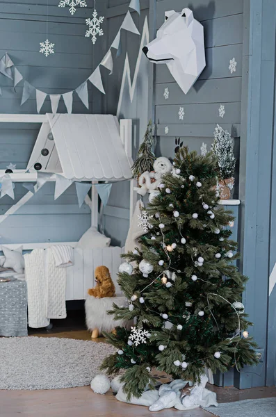 Noel evi için bir çocuk odasının şenlikli dekorasyonu. — Stok fotoğraf