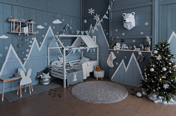 Праздничное оформление детской комнаты для рождественского хола
