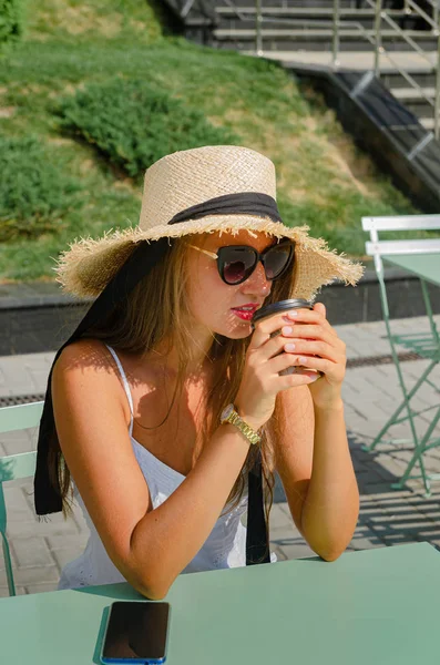藁帽子の美しい細い日焼けした女性と白い日傘 — ストック写真