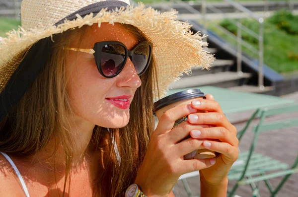 藁帽子の美しい細い日焼けした女性と白い日傘 — ストック写真