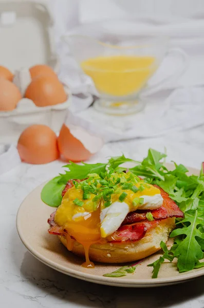 Bájos Egg Benedict. Szendvics buggyantott tojássárgájával és f — Stock Fotó