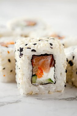 Somon, salatalık, krem peynir ve susamlı suşi.