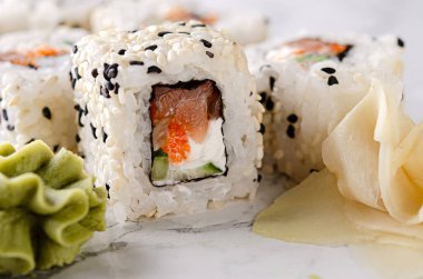 Somon, salatalık, krem peynir ve susamlı suşi.