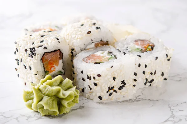 Sushi rolové sushi s lososem, okurkou, smetanovým sýrem, sezamem viz — Stock fotografie