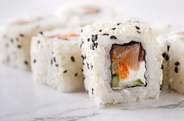 Sushi roll sushi con salmón, pepino, queso crema, sésamo ver — Foto de Stock