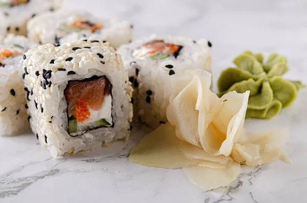Sushi roll sushi con salmón, pepino, queso crema, sésamo ver — Foto de Stock