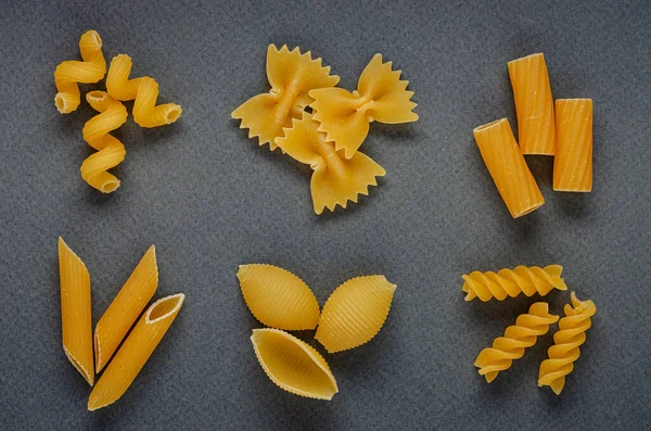 Sei tipi di pasta farfalle, canneloni, penne, conciglioni, fu — Foto Stock