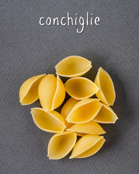 Ansichtkaart, achtergrond - Italiaanse traditionele pasta Conquilloni (sh — Stockfoto
