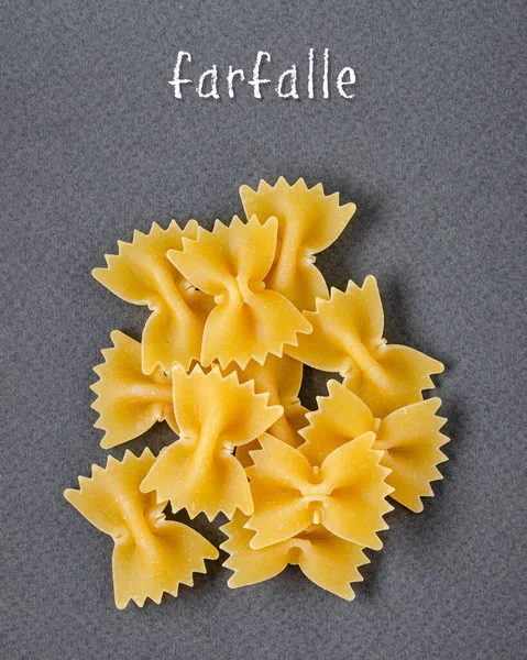 Ansichtkaart, achtergrond - Italiaanse traditionele pasta farfalle (bogen) — Stockfoto