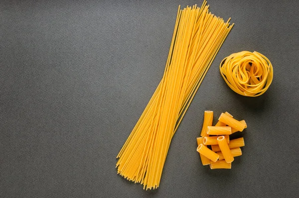 Postcard, background - italian traditional pasta on a gray backg — 스톡 사진