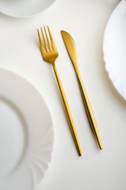 Modern modayı takip eden altın eşyalar - çatal ve bıçak