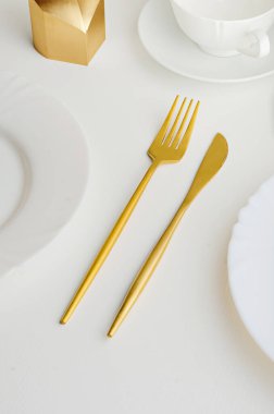 Modern modayı takip eden altın eşyalar - çatal ve bıçak