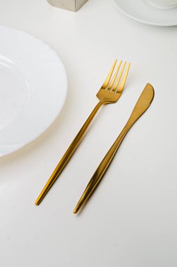 Modern modayı takip eden altın eşyalar - çatal ve bıçak 