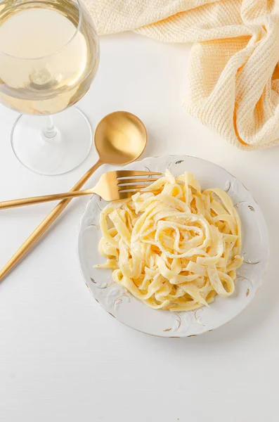 Traditionelle italienische Pasta - fetuccini alfredo auf einem weißen Tisch — Stockfoto