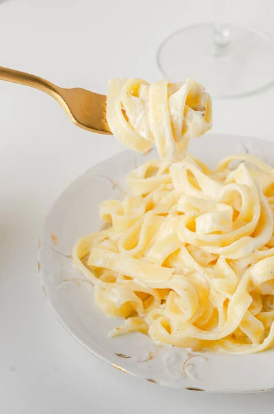 Traditional Italian pasta - Fetuccini Alfredo on a white table w — Stock Photo, Image