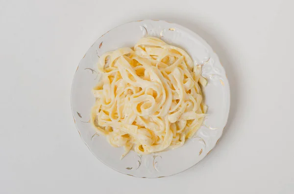 Traditional Italian pasta - Fetuccini Alfredo on a white table w — Stock Photo, Image