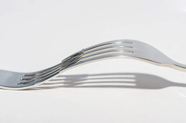 Due forchette lucide in metallo su fondo chiaro . — Foto Stock