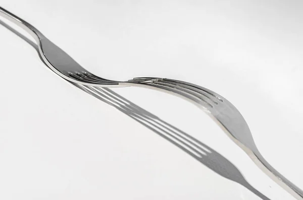Due forchette lucide in metallo su fondo chiaro . — Foto Stock