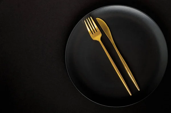 Черная Пустая Керамическая Плита Золотыми Столовыми Приборами Вилка Нож Черном — стоковое фото