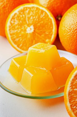 Agar agar 'dan portakal reçeli. Sağlıklı vejetaryen tatlıları. Sağlıklı beslenme, zararlı olanın sağlıklı olanın yerine geçmesidir..