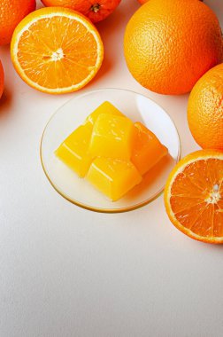 Agar agar 'dan portakal reçeli. Sağlıklı vejetaryen tatlıları. Sağlıklı beslenme, zararlı olanın sağlıklı olanın yerine geçmesidir..