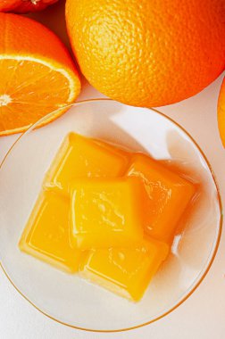 Agar agar 'dan portakal reçeli. Sağlıklı vejetaryen tatlıları. Sağlıklı beslenme, zararlı olanın sağlıklı olanın yerine geçmesidir..