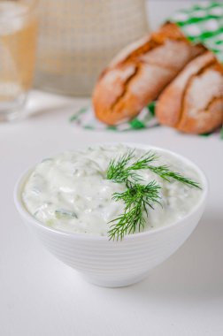 Yunan mezesi (salata) - tzatziki. Yoğurt, taze salatalık ve kara buğday ekmeği (baget). Sağlıklı beslenme. Hafif atıştırmalık.