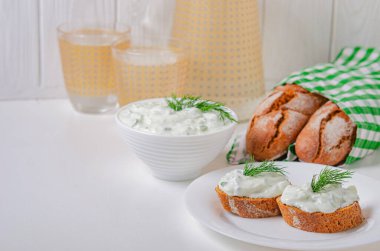 Yunan mezesi (salata) - tzatziki. Yoğurt, taze salatalık ve kara buğday ekmeği (baget). Sağlıklı beslenme. Hafif atıştırmalık.