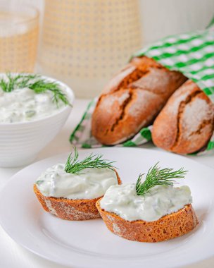 Yunan mezesi (salata) - tzatziki. Yoğurt, taze salatalık ve kara buğday ekmeği (baget). Sağlıklı beslenme. Hafif atıştırmalık.