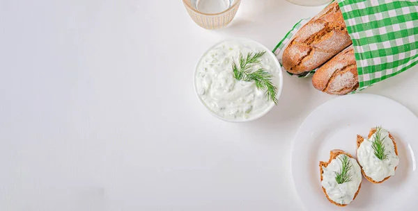 Грецький Апетит Салат Цатзікі Йогурт Свіжі Огірки Темний Хліб Гречка — стокове фото