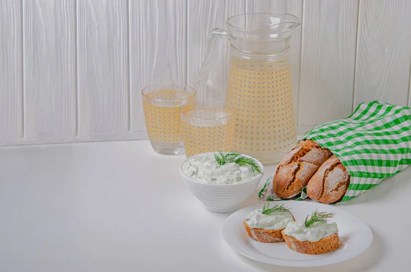 Řecký Předkrm Salát Tzatziki Jogurt Čerstvé Okurky Tmavý Pohankový Chléb — Stock fotografie