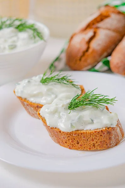 Apéritif Grec Salade Tzatziki Yogourt Concombres Frais Pain Noir Sarrasin — Photo