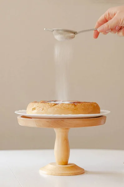 Charlotte Macio Caseiro Torta Maçã Polvilhado Com Açúcar Suporte Madeira — Fotografia de Stock