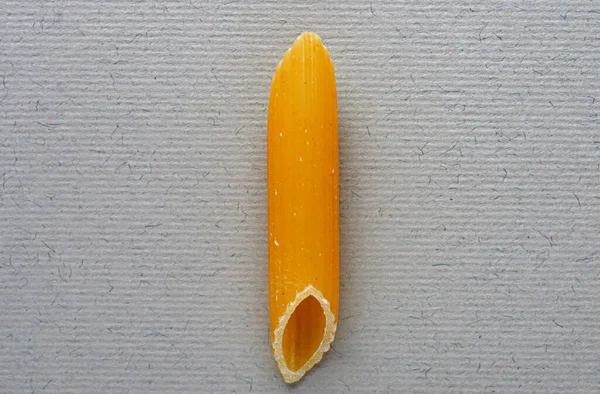 Einzelne Federnudeln Penne Auf Grauem Hintergrund Italienische Nationalküche Rohe Pasta — Stockfoto