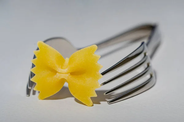 Farfalle Farfalle Forchette Argento Fondo Bianco Bella Fantasia Con Pasta — Foto Stock