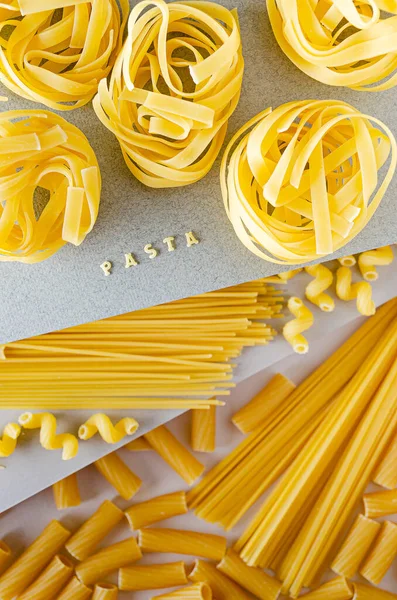 Mehrschichtige Komposition Mit Verschiedenen Nudelsorten Traditionelles Itelisches Essen Hartweizen Pasta — Stockfoto