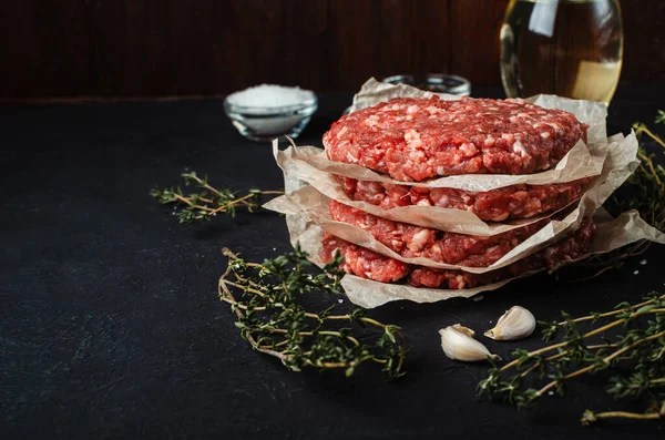 Frisches Rohes Hackfleisch Für Frikadellen Mit Gewürzen Auf Schwarzem Hintergrund — Stockfoto